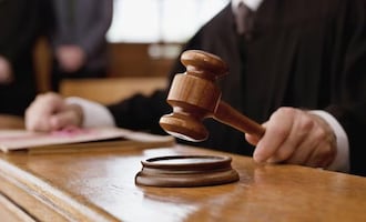 Denuncian a juez de San Cristóbal por violencia institucional; acusan abuso de autoridad contra víctima de violencia familiar