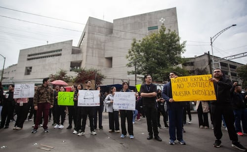 Residentes del Hospital General de México bloquean Avenida Cuauhtémoc; exigen auditoría y sanciones por brote de salmonela