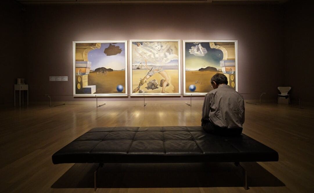 La exposición incluye acuarelas, pinturas, esbozos, grabados, joyas y una escultura. Foto: EFE