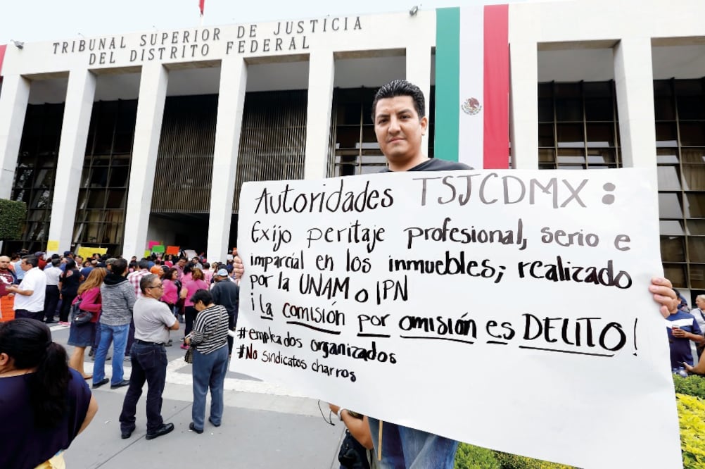 Trabajadores del Tribunal Superior de Justicia capitalino piden no regresar a trabajar hasta que no se realicen peritajes a tres edificios de la dependencia (BERENICE FREGOSO. EL UNIVERSAL)