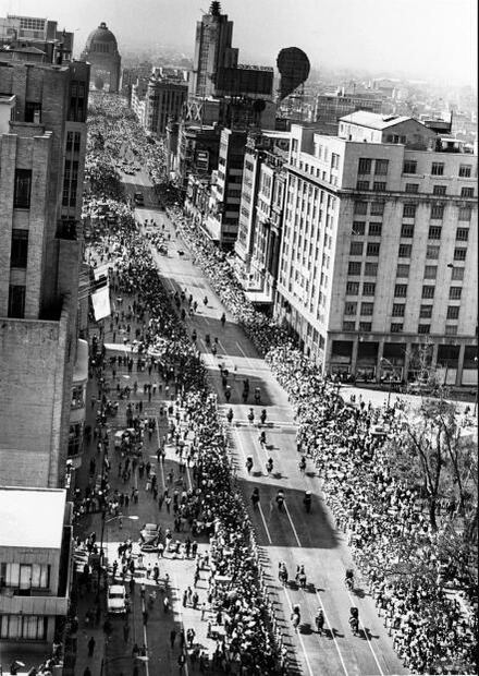 Por qué el 20 de noviembre desfilan deportistas y no militares