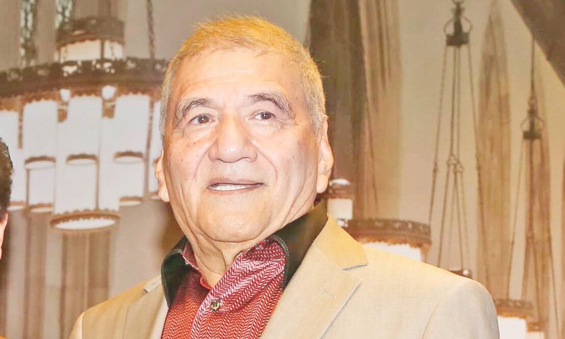 Martín Urieta, cuando tuvo Covid-19, también abrazó a Armando Manzanero. Foto: ARCHIVO EL UNIVERSAL