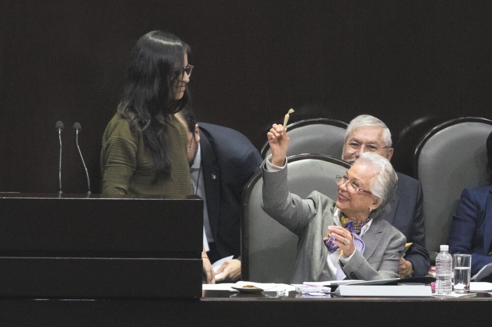 La diputada Ana Lucía Riojas Martínez le obsequió un toque a la titular de Segob, Olga Sánchez Cordero. Foto: ARCHIVO EL UNIVERSAL