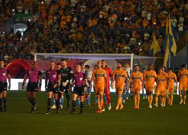 VIDEO: Afición de Tigres abuchea el himno de la Liga MX
