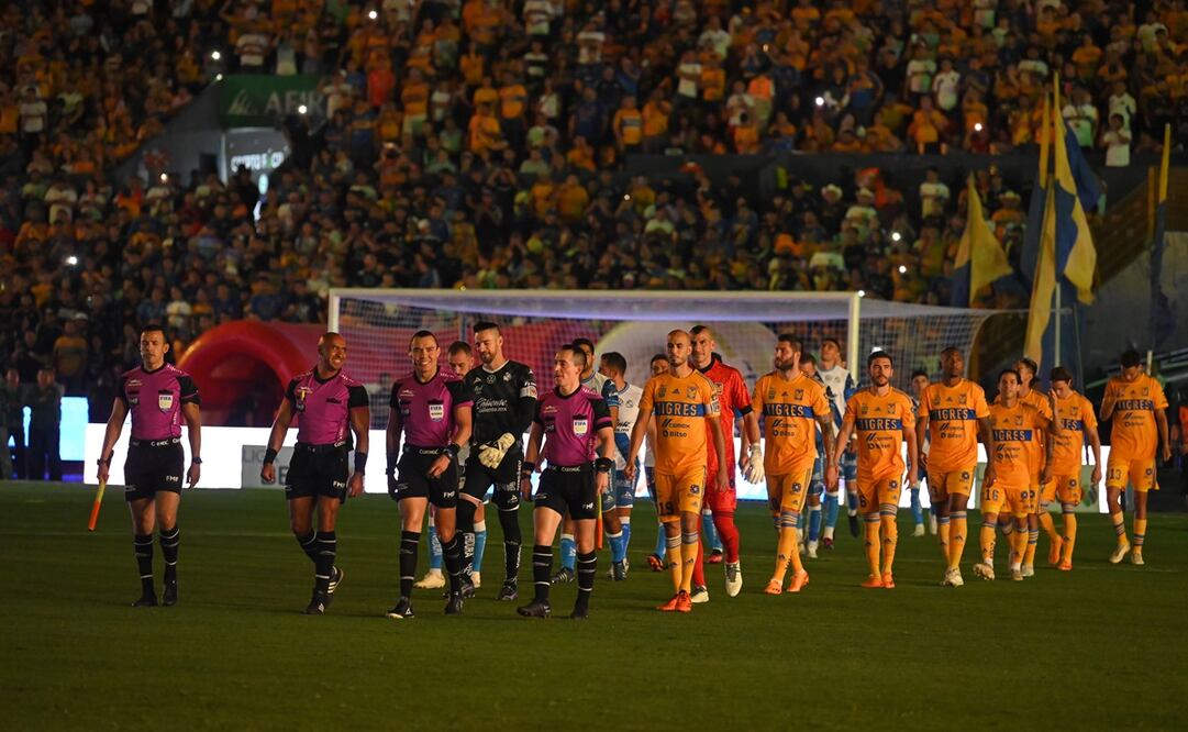 Los equipos entrando al campo de juego / Foto: Imago7