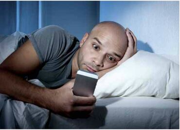 A qué distancia debes dejar el celular para dormir