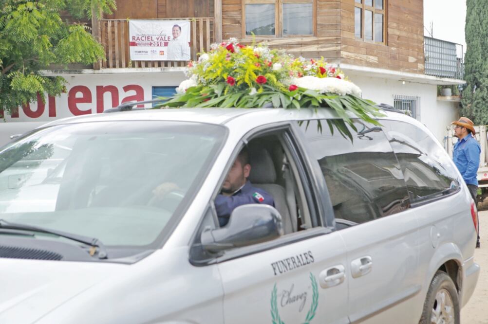 Los cuerpos de los cinco integrantes de Morena asesinados el lunes fueron entregados ayer al mediodía a sus familiares y trasladados a sus lugares de origen (MARIO ARTURO MARTÍNEZ. EL UNIVERSAL)