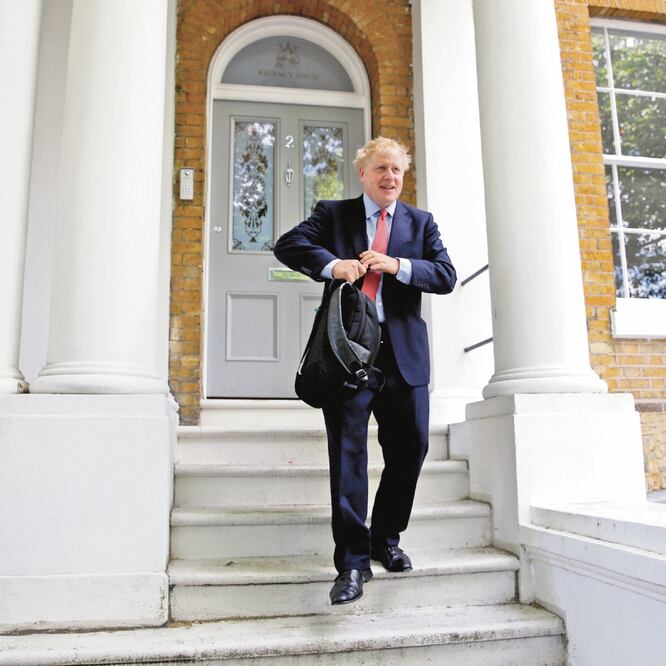 El excanciller Boris Johnson tras salir de su hogar en Londres el 21 de junio. REUTERS