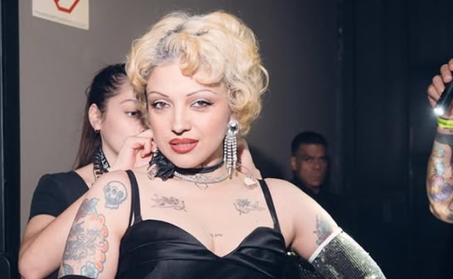 Cuestionan a Mon Laferte ¿feminista o casada y con hijos?