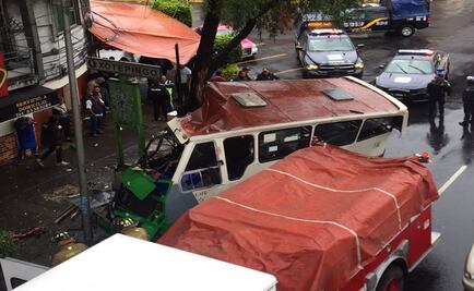 Microbús choca contra árbol en calzada de Tlalpan; hay al menos siete lesionados 