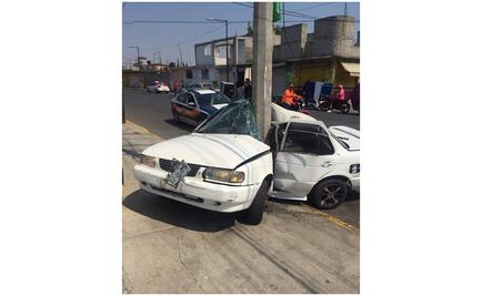 Taxista pierde el control y choca contra un poste en Valle de Chalco