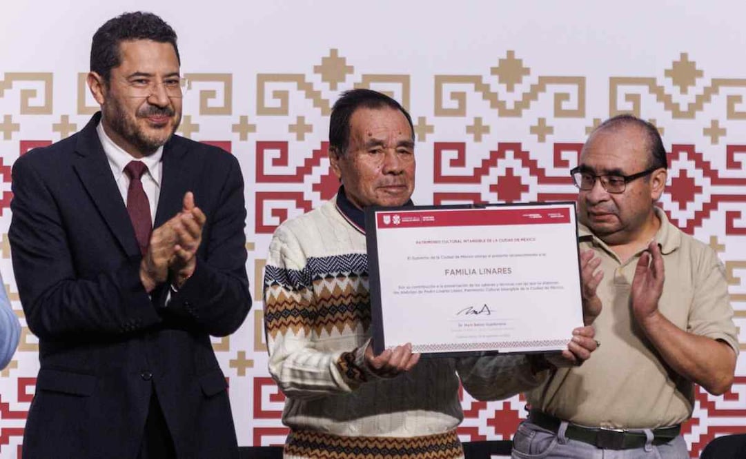 El reconocimiento fue recibido por Leonardo, nieto de Pedro Linares, quien señaló que los alebrijes creados por su abuelo son la única artesanía chilanga, porque las demás son residentes de la capital. Foto: Gobierno de la Ciudad de México. Foto: Yaretzy Osnaya/EL UNIVERSAL
