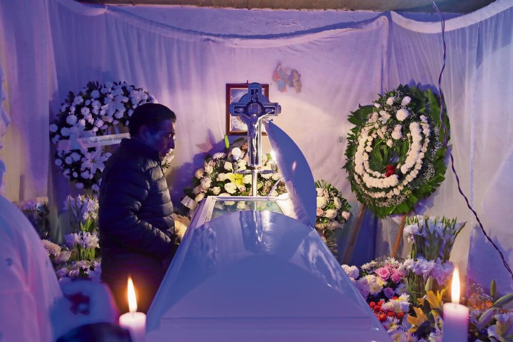 Familiares y amigos recibieron con flores el cuerpo de Patzy la noche del martes en su casa ubicada en la colonia Chalma de Guadalupe. Foto: Valente Rosas / EL UNIVERSAL