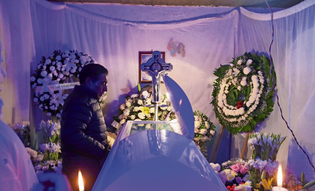 Familiares y amigos recibieron con flores el cuerpo de Patzy la noche del martes en su casa ubicada en la colonia Chalma de Guadalupe. Foto: Valente Rosas / EL UNIVERSAL