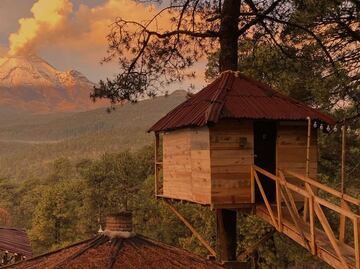 Aldea Pachamama, casitas del árbol frente al Popo