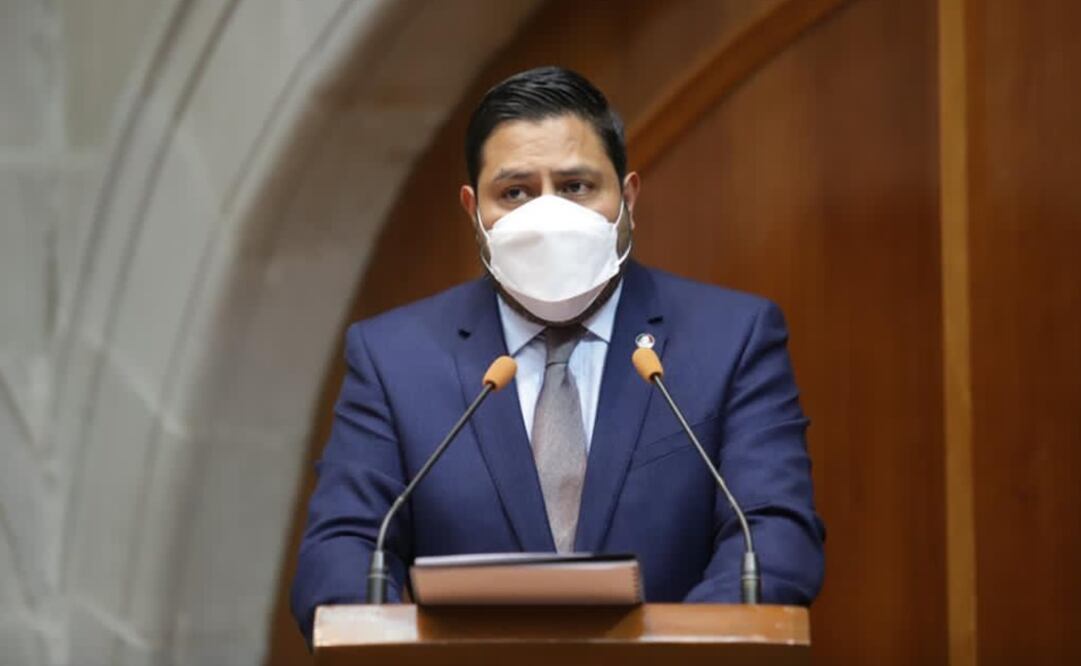 Los diputados locales Tanech Sánchez y Margarito González presentaron la iniciativa ante el pleno. Foto: Especial