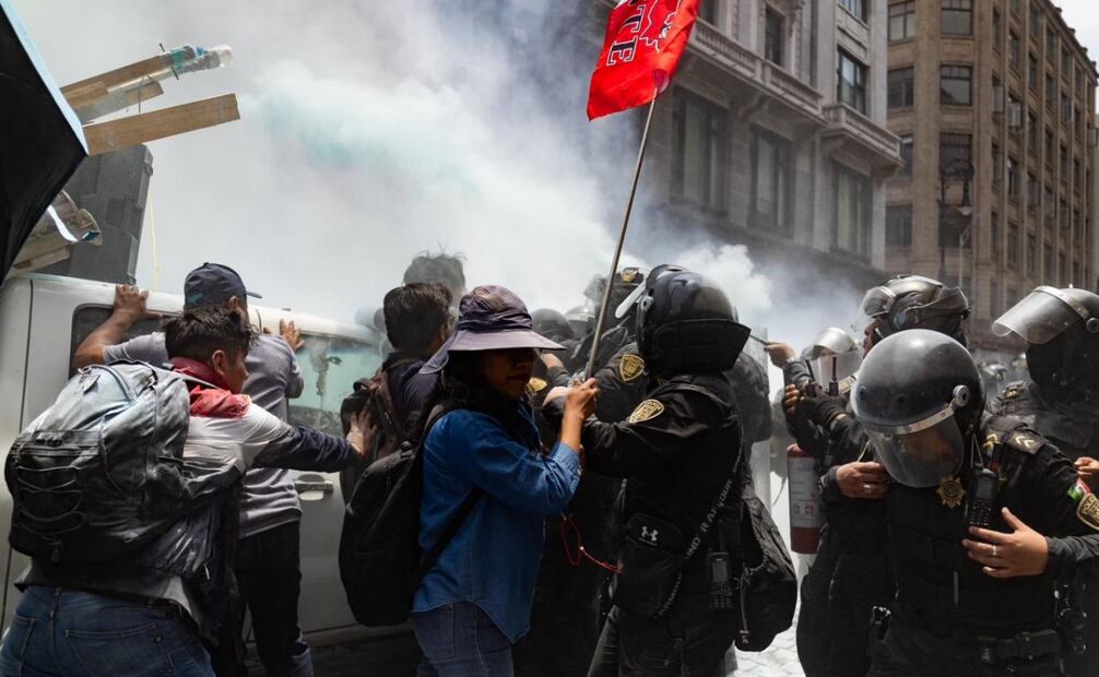 Piedras, gases y empujones en choque de policías con la CNTE. Foto: Huego Salvador / EL UNIVERSAL