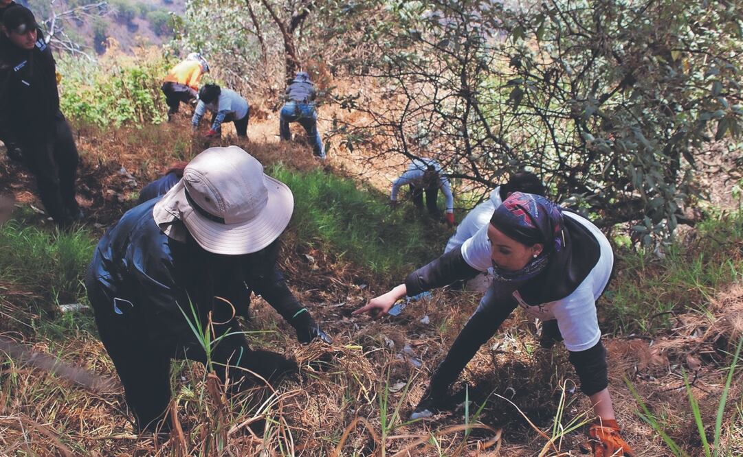 Familias buscadoras encontraron restos óseos tras escarbar entre lodo y basura en el Mirador de Topilejo, en la alcaldía Tlalpan de la Ciudad de México. Foto: Sharon Mercado/ EL UNIVERSAL