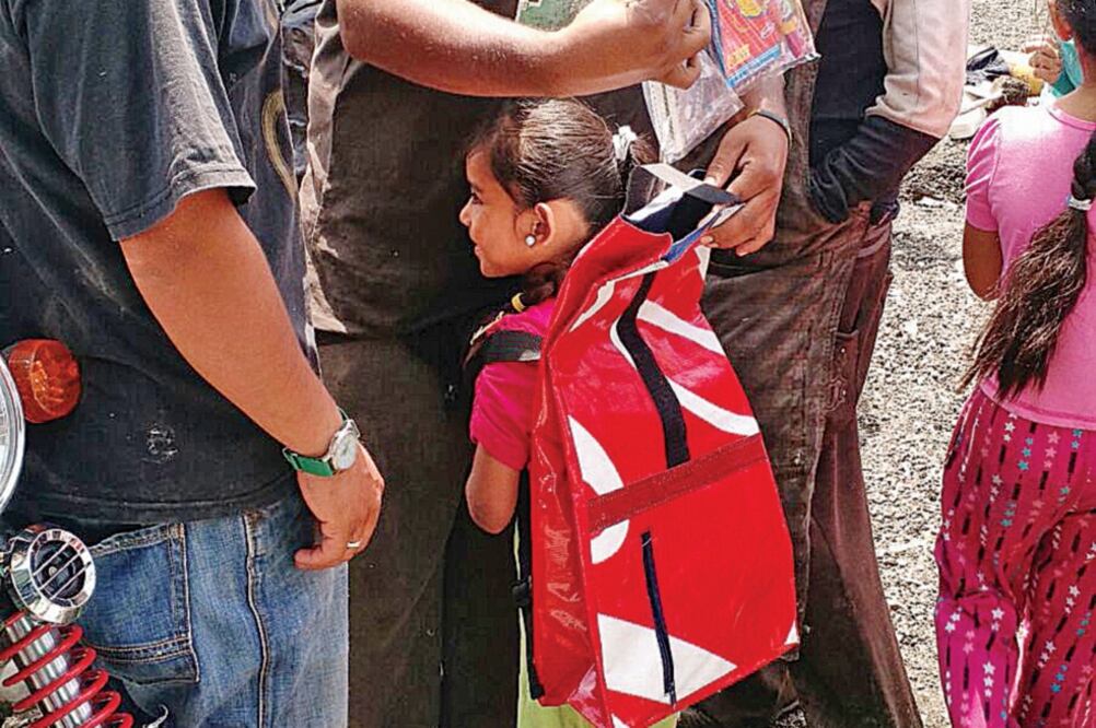 Más de 200 mochilas elaboradas con las lonas que utilizaron los partidos en la pasada campaña electoral se distribuyeron acompañadas de un paquete de útiles (ESPECIAL)