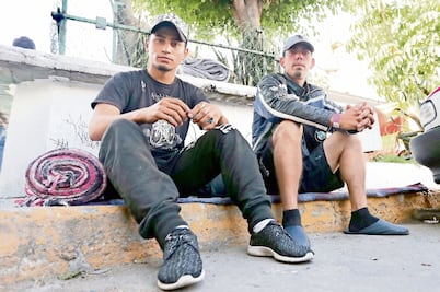 Migrantes expulsados duermen en alrededores de albergue