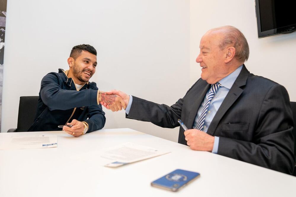 Jesús Corona en la renovación de su contrato | Twiter: @FCPorto 