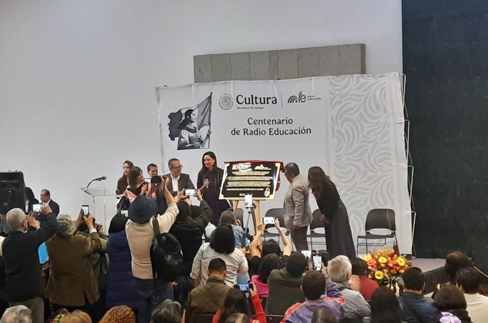 Jenaro Villamil, encargado de despacho del Sistema Público de Radiodifusión; Claudia Curiel de Icaza, secretaria de Cultura, y Jesús Alejo Santiago, director de Radio Educación, develaron la placa que celebra el centenario de Radio Educación.
Foto: EL UNIVERSAL / Frida Juárez