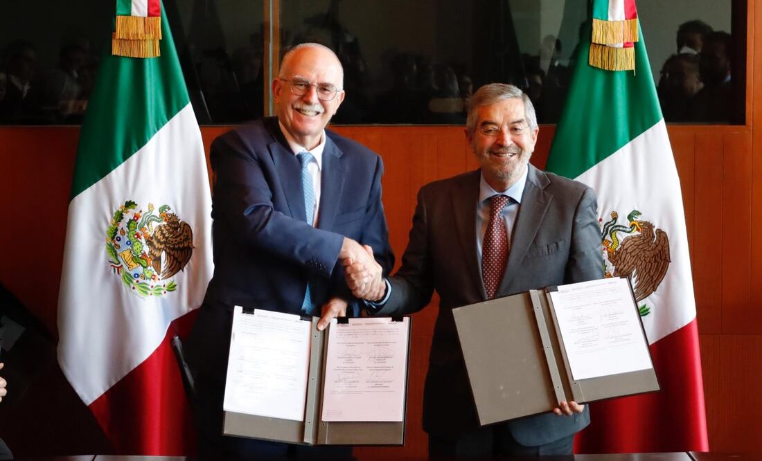 Julio Berdegué y Juan Ramón de la Fuente firman convenios de soberanía alimentaria. Foto: Especial