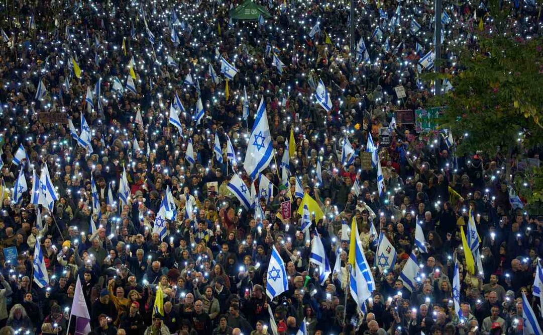 Gente en una protesta reclamando la liberación inmediata de los rehenes en poder de Hamas en la Franja de Gaza, en Tel Aviv, Israel, el sábado 22 de marzo de 2025. Foto: AP