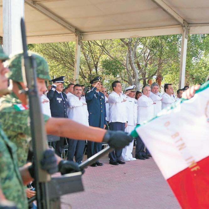 El gobernador Francisco García Cabeza de Vaca presidió el tradicional desfile conmemorativo del 209 Aniversario del inicio de la Independencia. ESPECIAL