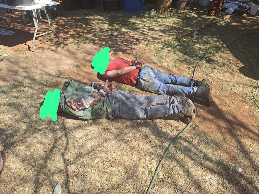 Cuatro sospechosos, incluido el dueño de la granja y dos ciudadanos mexicanos, fueron arrestados el 19 de julio de 2024 en Sudáfrica. Foto: Policía de Sudáfrica