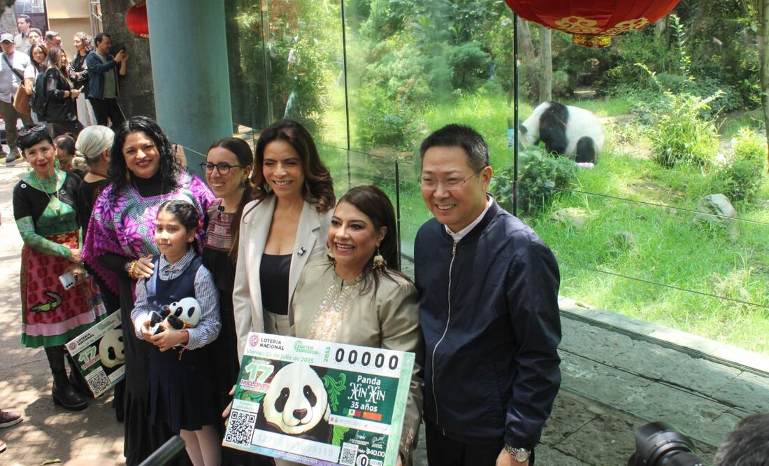 Al develar un billete de la Lotería Nacional en honor a Xin Xin, la jefa de Gobierno, Clara Brugada, pidió ayuda al embajador de China en México. Foto: Especial