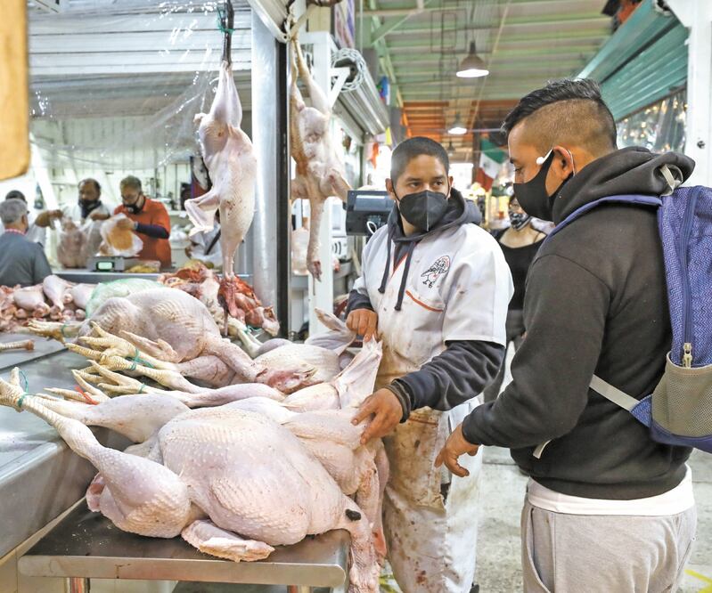 Para la inflación, los analistas modificaron su pronóstico para este año a 3.66%, nivel mayor al de 3.60% de la encuesta previa. ARCHIVO EL UNIVERSAL