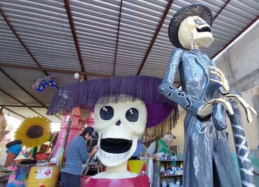 Artesanos de Tlaxcala desafían crisis del papel con las catrinas, para mantener viva la tradición del Día de Muertos