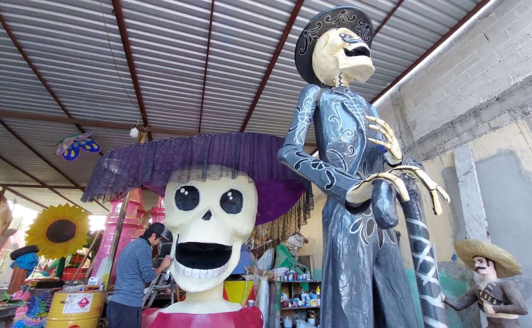 Artesanos de Tlaxcala desafian crisis del papel con las catrinas, para mantener viva la tradición del Día de Muertos.
Foto: Justino Miranda