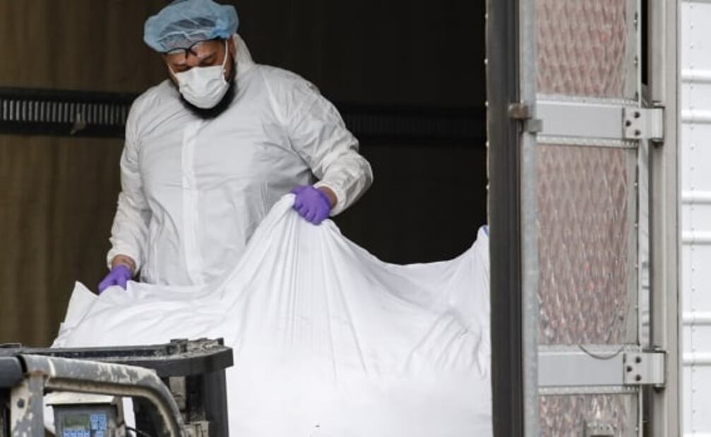 Muertes por Covid-19 rebasan morgues en Nueva York