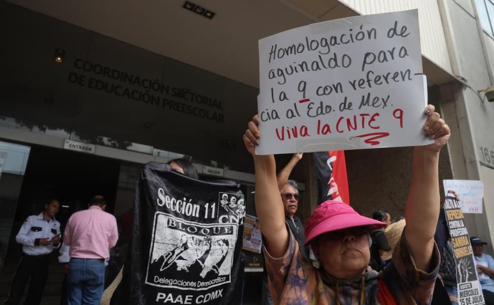 Maestros de la CNTE vuelven a manifestarse en CDMX afuera de la Coordinación General de Recursos Humanos de la Autoridad Educativa Federal (16/07/2026). Foto: Gabriel Pano / EL UNIVERSAL