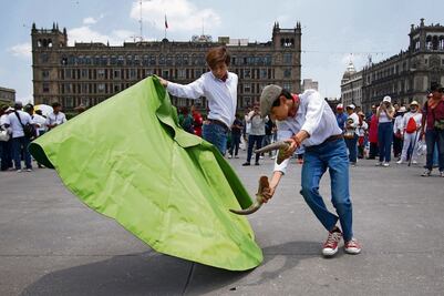 Defienden tauromaquia y peleas de gallos