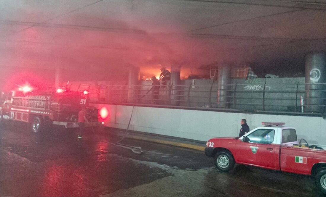 Se registra incendio en el bajo puente de Periférico Norte en Ciudad Satélite. Foto: Especial
