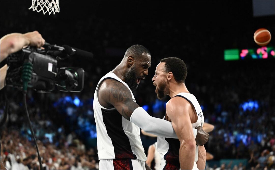 LeBron James y Steph Curry festejan el triunfo de Estados Unidos / Foto: AFP