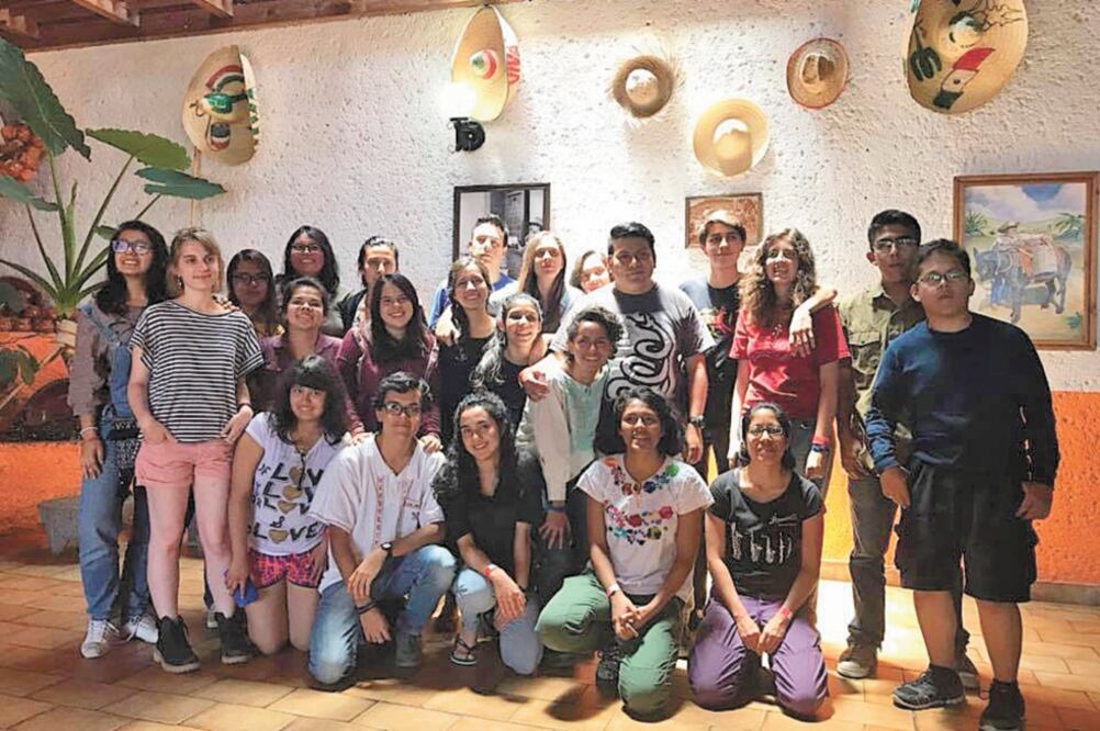 Gracias a las clases, en San José Corral Blanco, los vecinos escribieron su realidad en el libro Un mundo en un lugar pequeño, San José Corral Blanco. Foto: CORTESÍA: ADECO A.C.