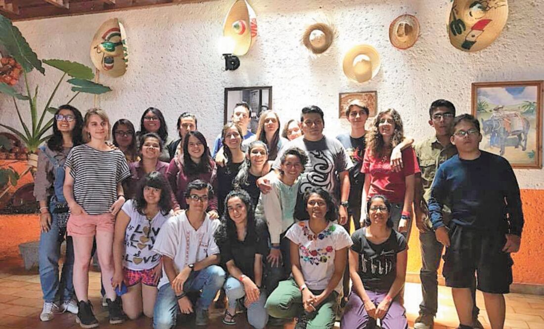 Gracias a las clases, en San José Corral Blanco, los vecinos escribieron su realidad en el libro Un mundo en un lugar pequeño, San José Corral Blanco. Foto: CORTESÍA: ADECO A.C.