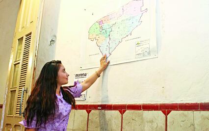 Joven gana una diputación y esconde sus tatuajes