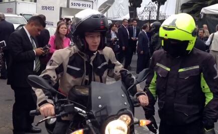 Anaya sale de evento con líderes en motocicleta