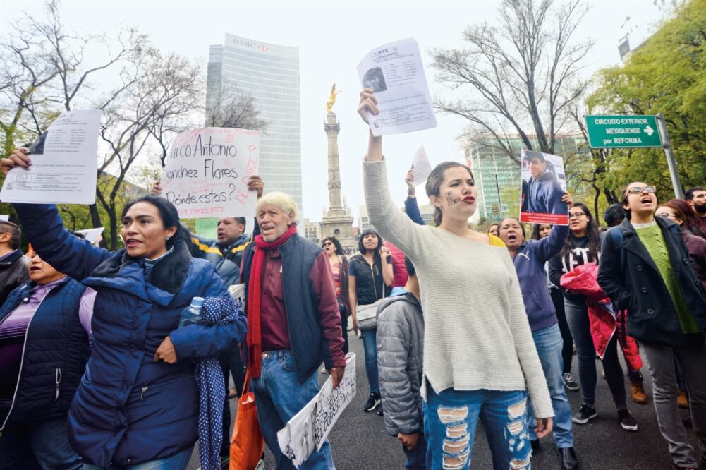 Durante la manifestación los asistentes cerraron de manera intermitente las calles aledañas al monumento. “Vivo se lo llevaron, vivo lo queremos”, “Ahora fue Marco, cuándo seré yo”, se leía en las diversas pancartas que portaron. (TANYA GUERRERO. EL UNI)
