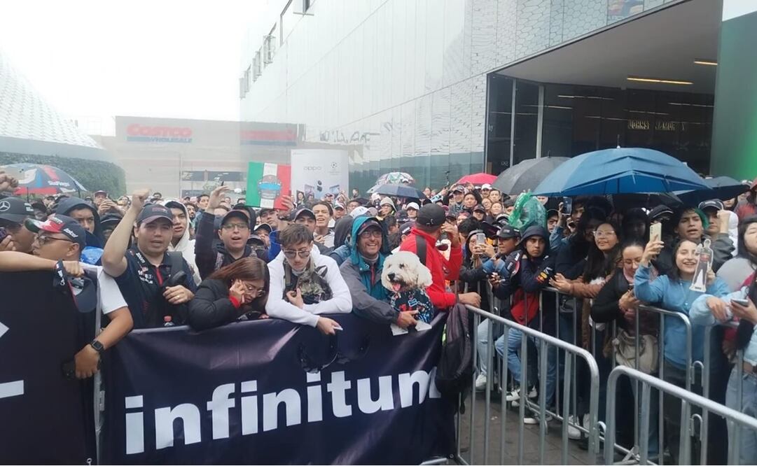 Aficionados de Checo Pérez abarrotan plaza en Polanco para ver al piloto previo al GP de México