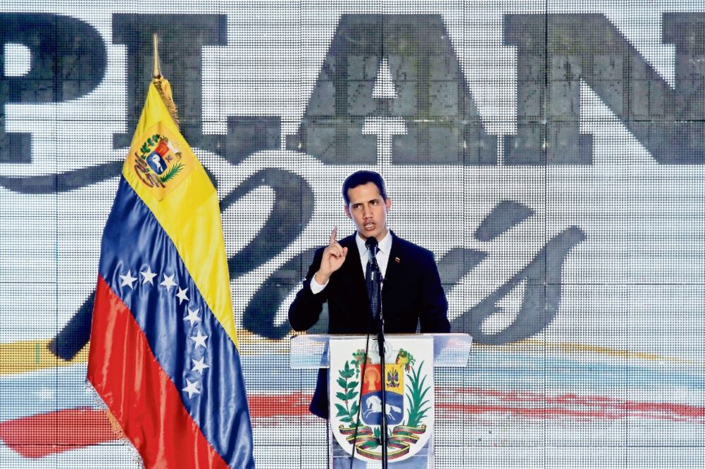 Juan Guaidó, proclamado presidente encargado, durante un acto celebrado ayer en Caracas para presentar su plan para recuperar los servicios básicos (IVAN ALVARADO. REUTERS)