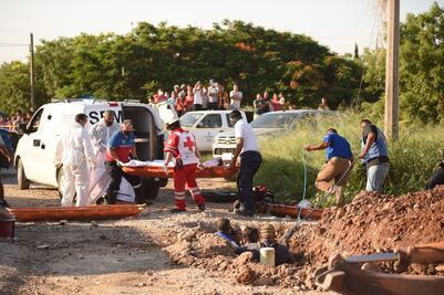 Mueren 3 empleados intoxicados en interior de alcantarilla 