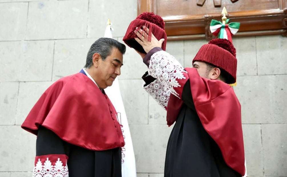 El IPN entregó el Doctorado Honoris Causa al exgobernador de Puebla y actual comisionado del INM, Sergio Salomón Céspedes Peregrina, este domingo 1 de marzo de 2026. Foto: Especial