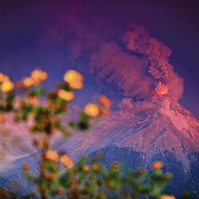 Vista de la erupción del Volcán de Fuego al amanecer de ayer, desde El Rodeo, Escuintla. Las emisiones comenzaron el domingo y bajaron su intensidad ayer. (ESTEBAN BIBA. EFE)