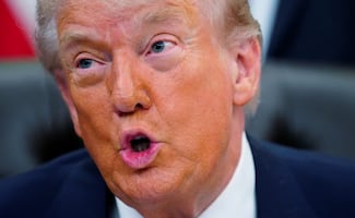 Acusan a empleado de la FAA por amenaza de muerte contra Trump; envió correo desde computadora del trabajo